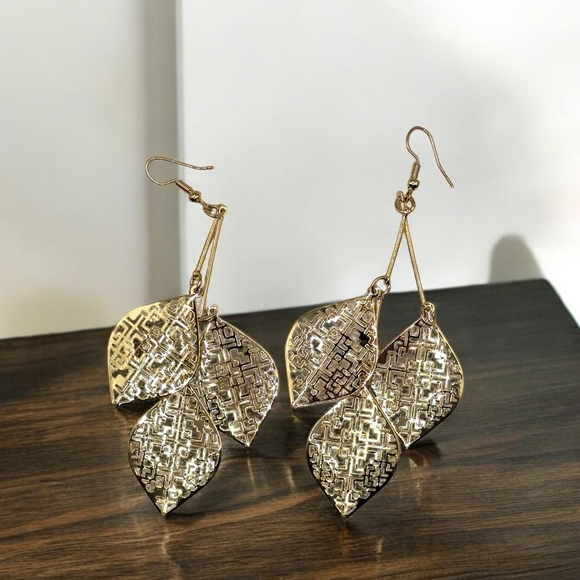 Fashion Jewelry Gold Filigree Earrings - Picture 3 of 5